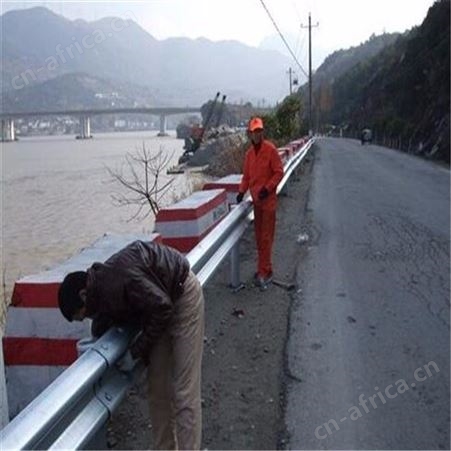 高速公路防撞波形护栏板 高速路护栏板一公里造价 波形护栏含安装价格